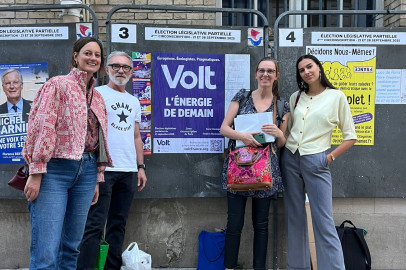 julia, alexandre anne elise devant un panneau d'affichage volt