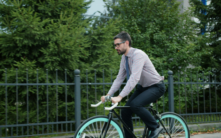 Cycliste portant une cravate