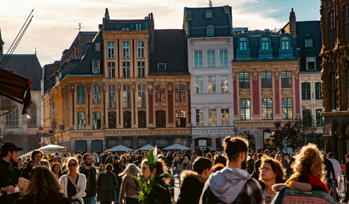 Une place à Lille remplie de monde
