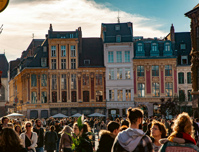 Une place à Lille remplie de monde
