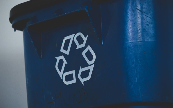 Logo de recyclage sur une poubelle