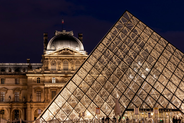 La pyramide du Louvre illuminée la nuit