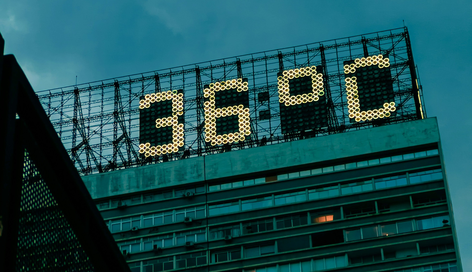 Grande enseigne au sommet d'un immeuble affichant 36c