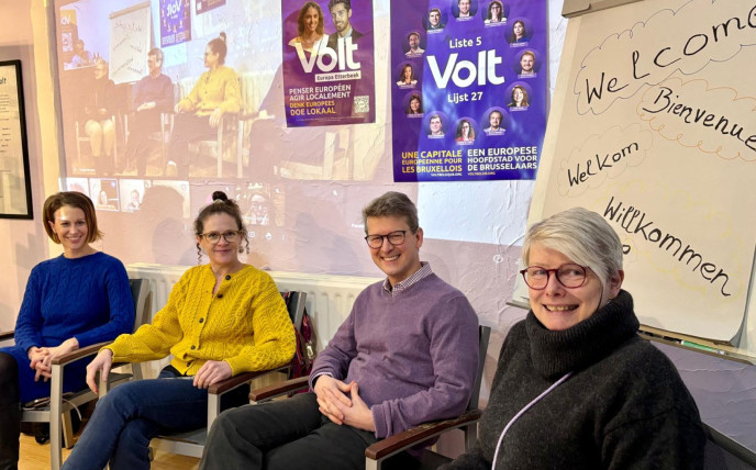 3 femmes et un hommes assis devant affiches volt