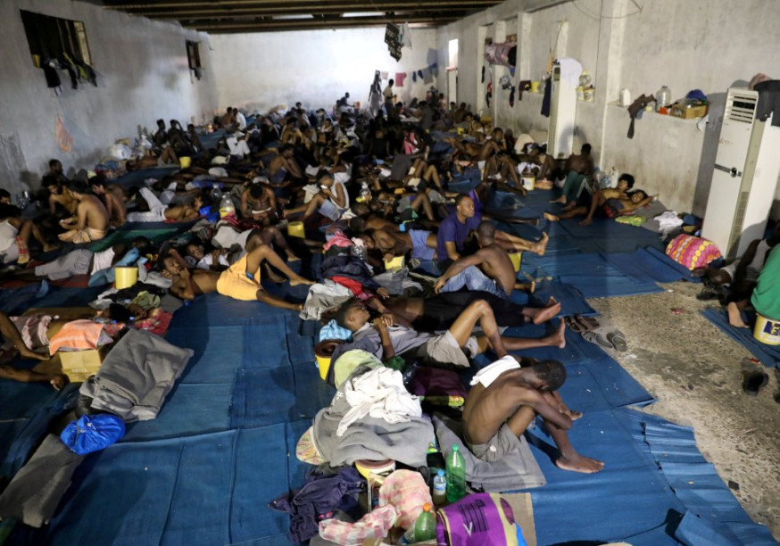 centaine d'enfants couchés dans une grande salle