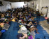 centaine d'enfants couchés dans une grande salle