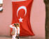 deux jeunes devant drapeau turk