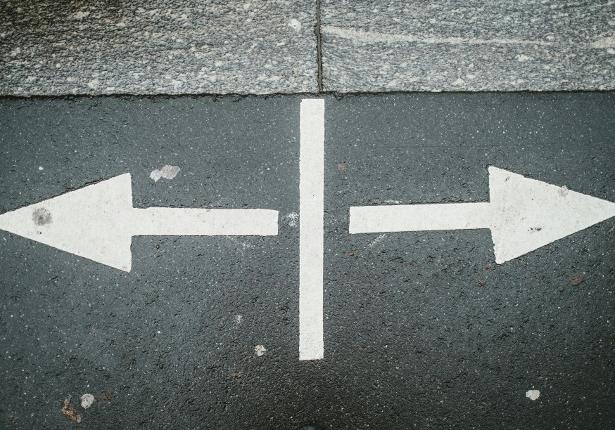 Flèches pointant dans des directions opposées sur une rue