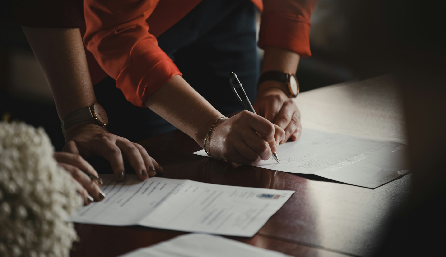 femmes signants des documents