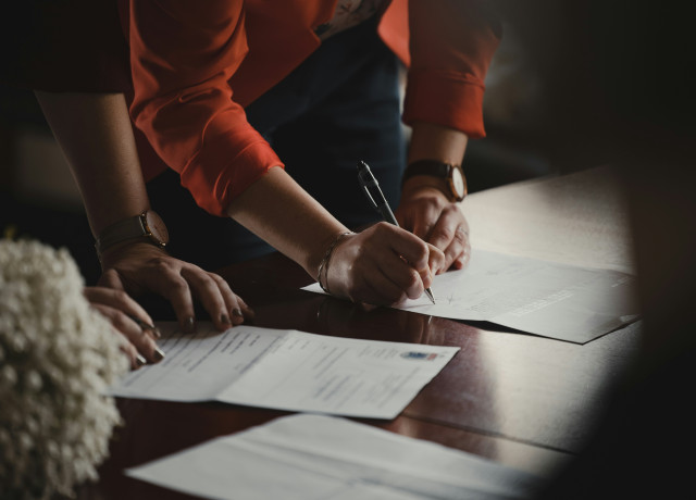 femmes signants des documents