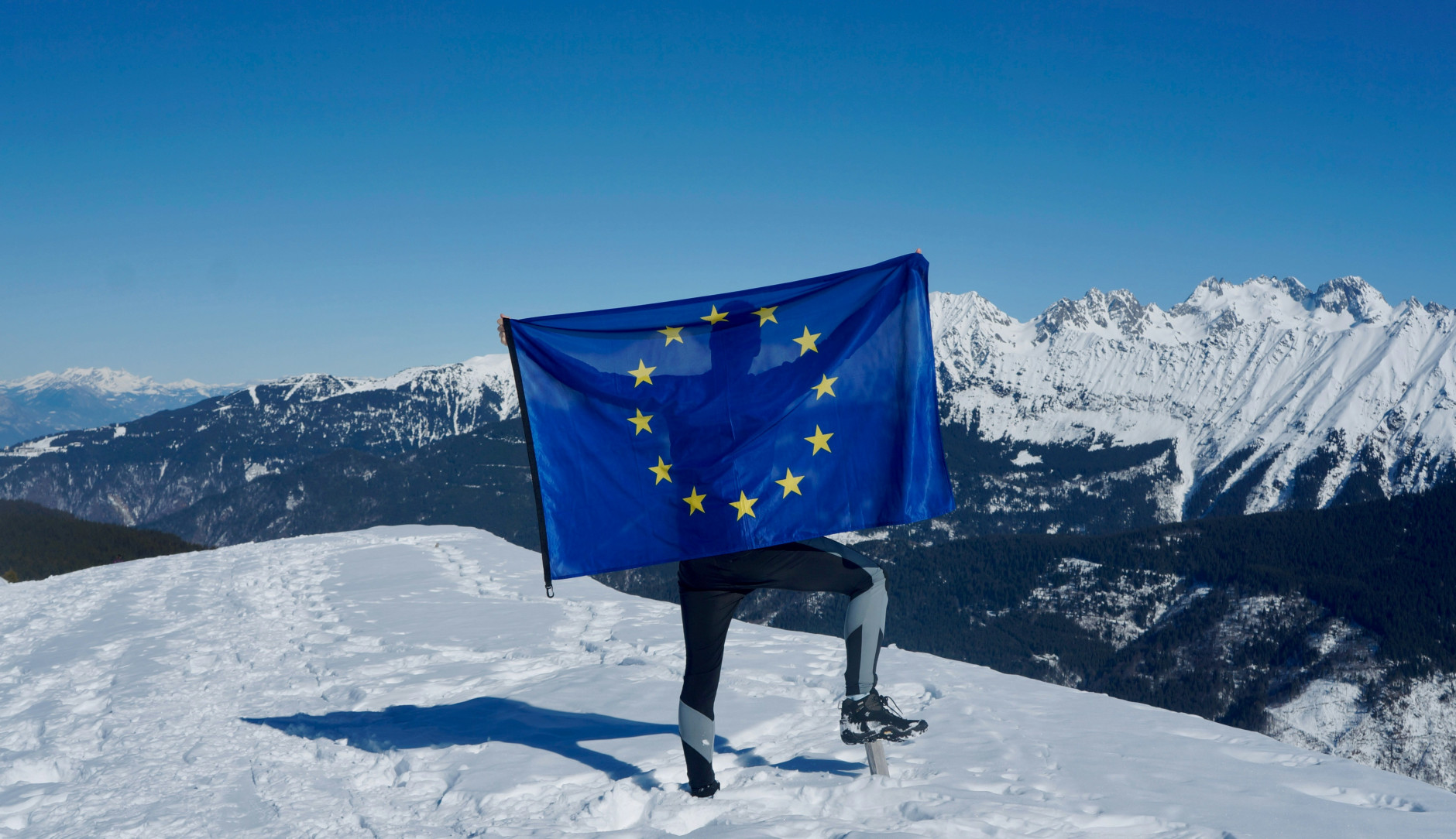 Drapeau européen au sommet d'une montagne
