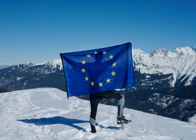 Drapeau européen au sommet d'une montagne