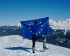 Drapeau européen au sommet d'une montagne