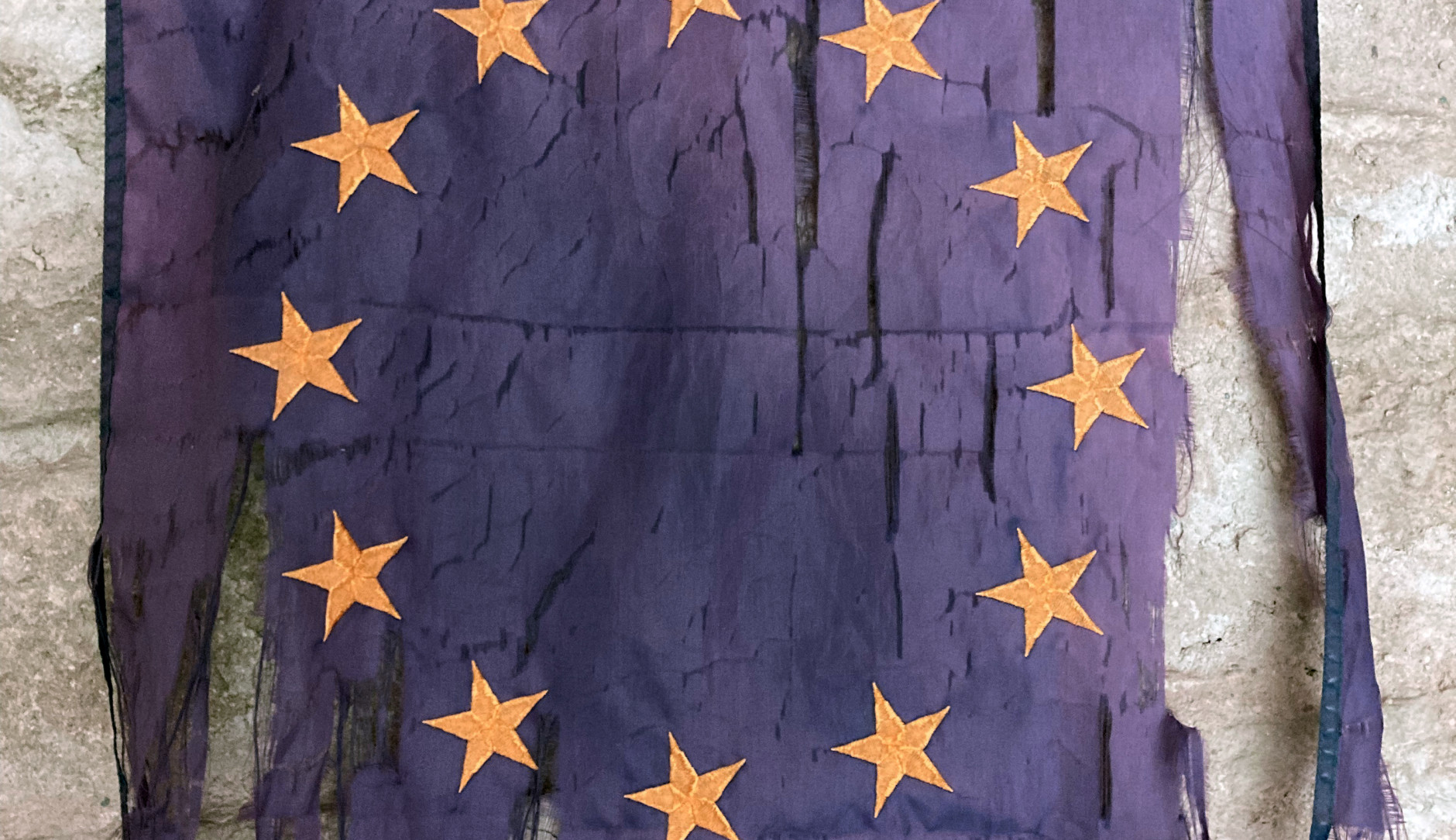 Un drapeau européen en lambeaux