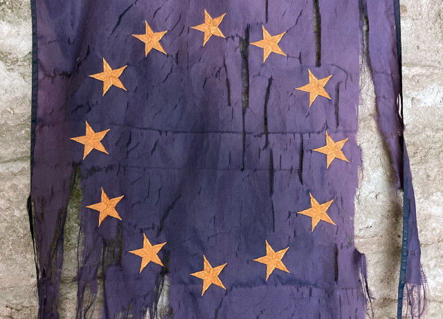 Un drapeau européen en lambeaux