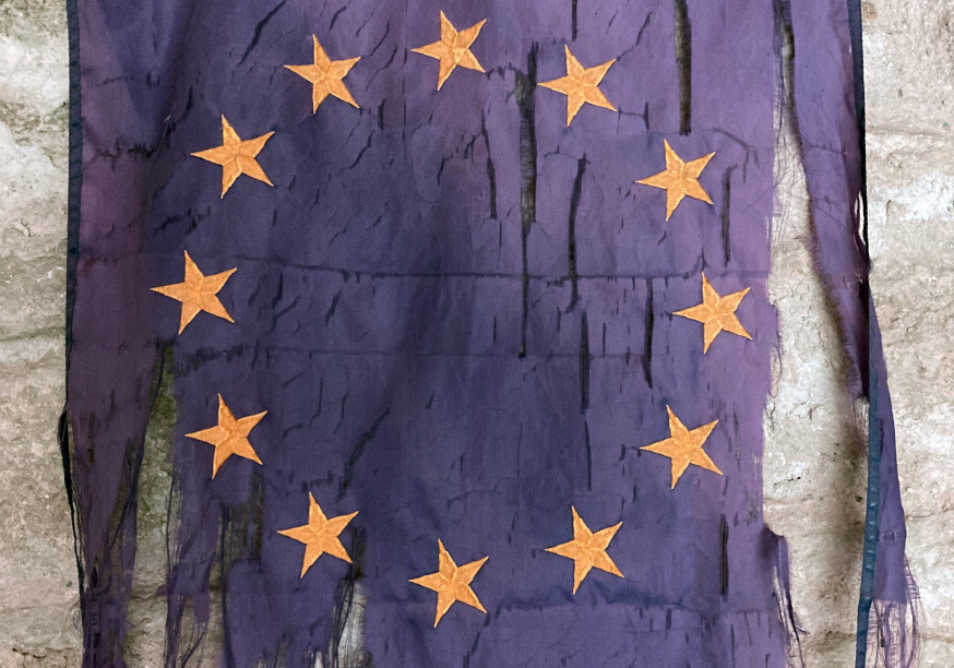 Un drapeau européen en lambeaux