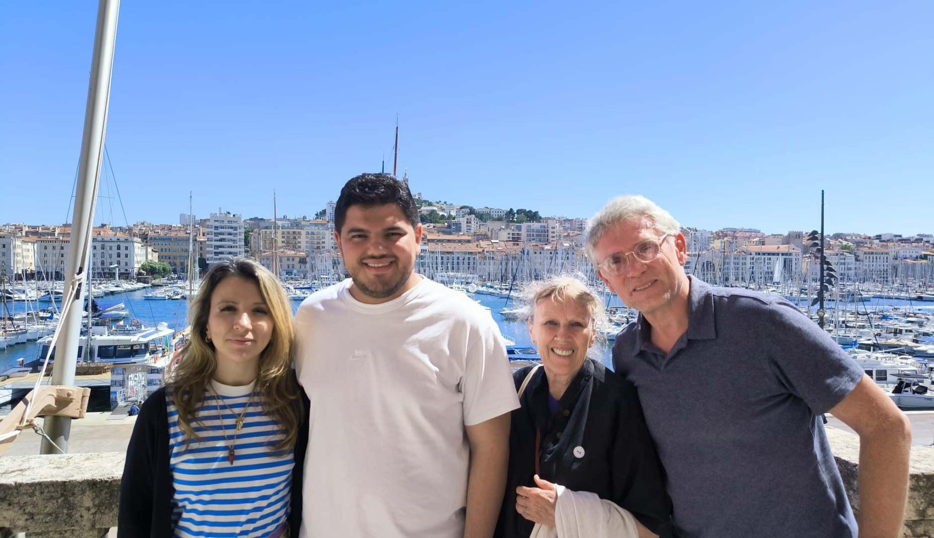 2 femmes 2 hommes souriants sur une terrasse