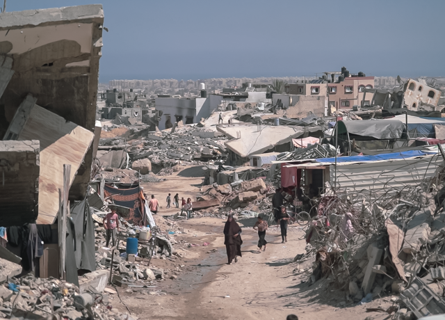 Vue de rue de bâtiments effondrés à Gaza