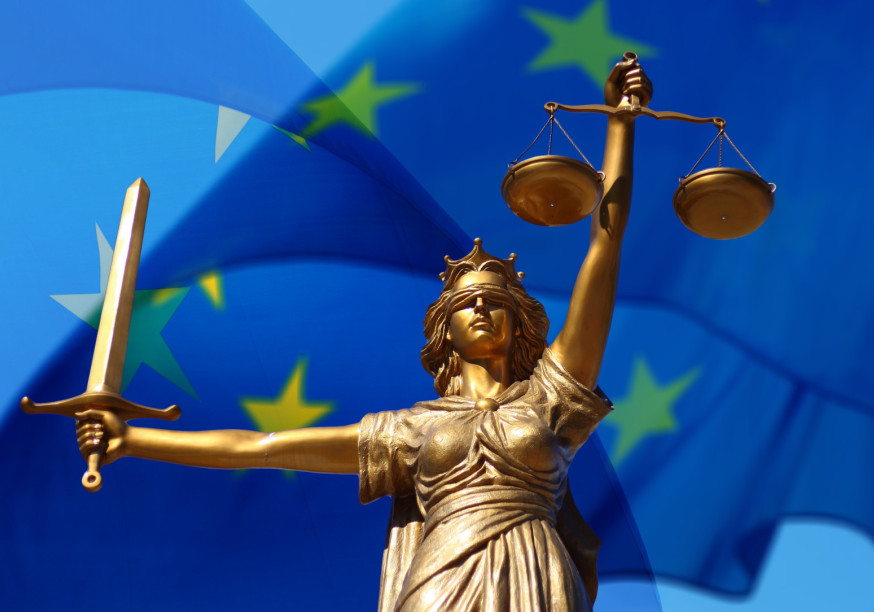 statue de justice aveugle dorée avec balance  et epée
