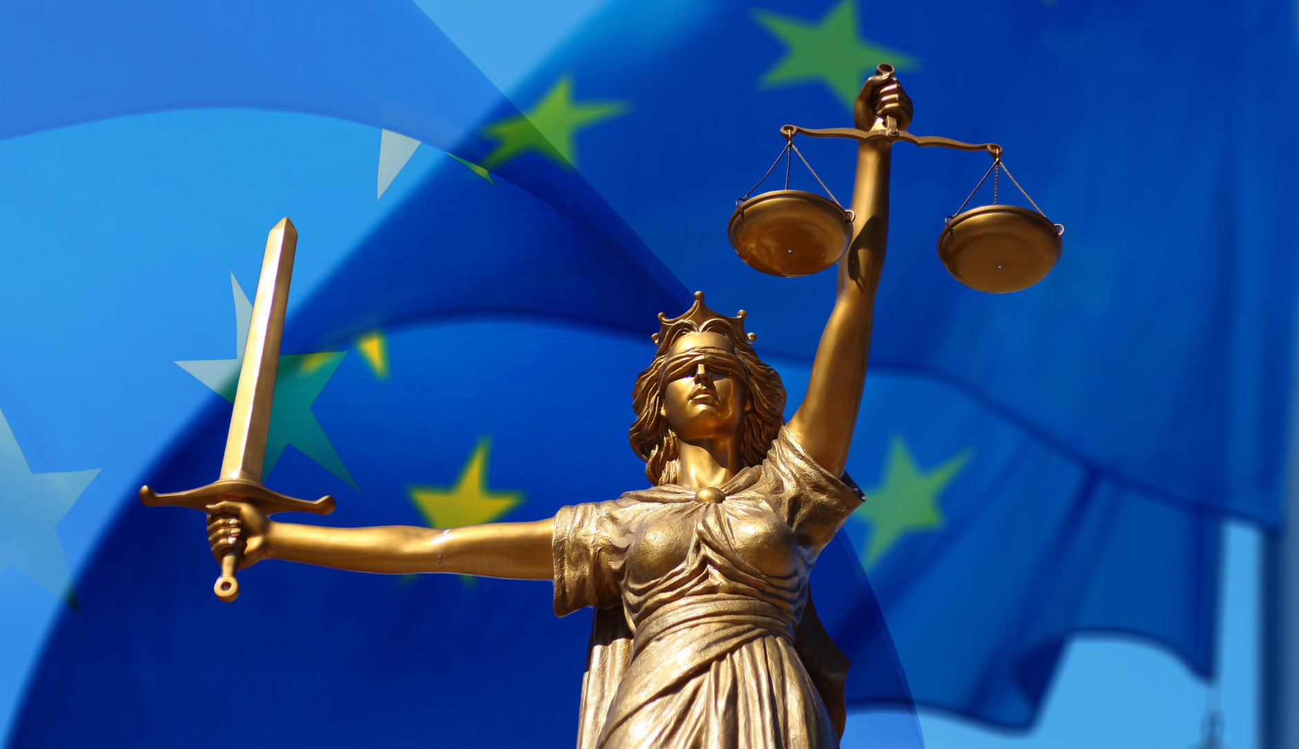 statue de justice aveugle dorée avec balance  et epée