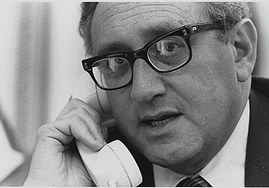 Henry Kissinger au téléphone