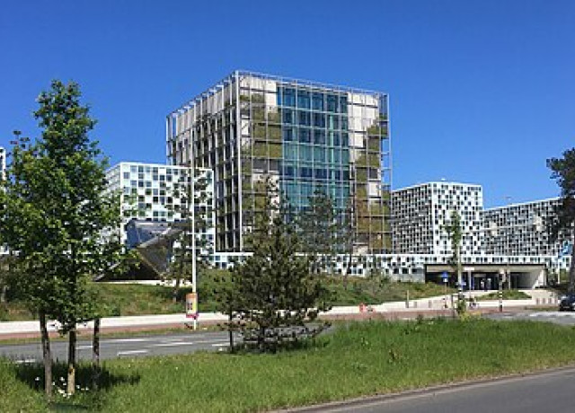 bâtiment cour pénale internationale avec jardin