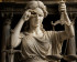 statue de la justice soulevant son bandeau sur l'oeil