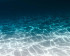 La lumière joue sur le sable sous une côte en pente douce