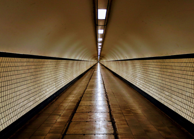 Un long tunnel souterrain carrelé