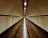 Un long tunnel souterrain carrelé