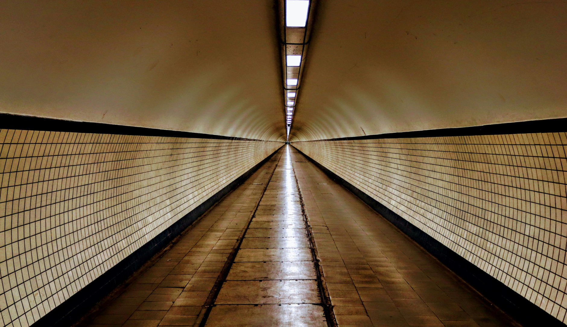 Un long tunnel souterrain carrelé