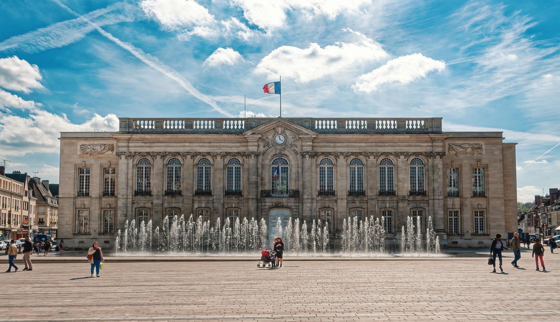 Mairie avec drapeau et fontaines