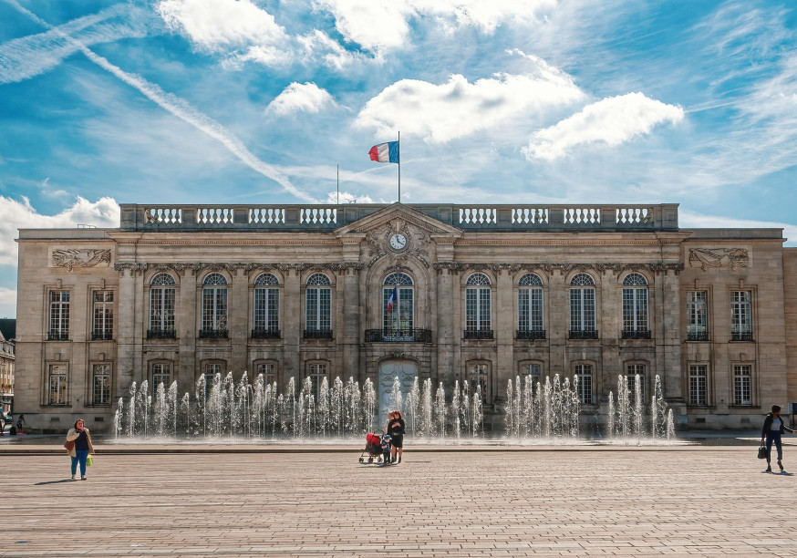 Mairie avec drapeau et fontaines
