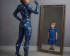 une femme europe puissante se voit dans un miroir comme une petite fille