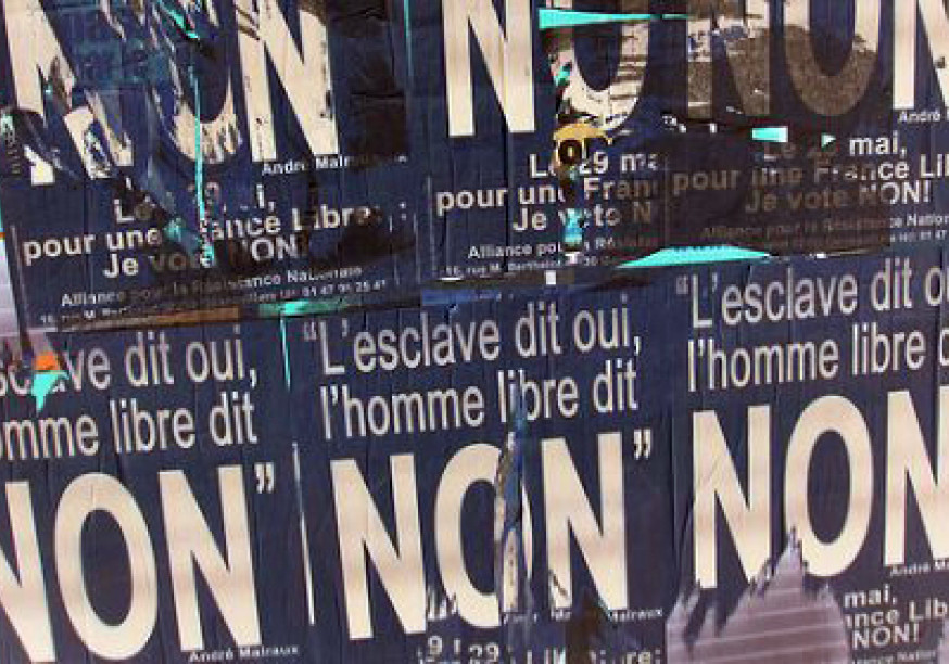 Image inversée d'affiches de campagne du non déchirées