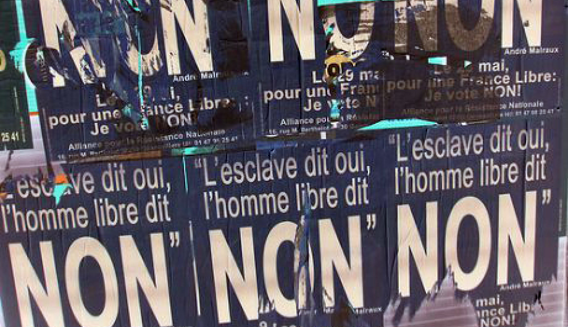 Image inversée d'affiches de campagne du non déchirées