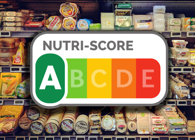icône nutri-score au-dessus d'un rayon de fromage de supermarché