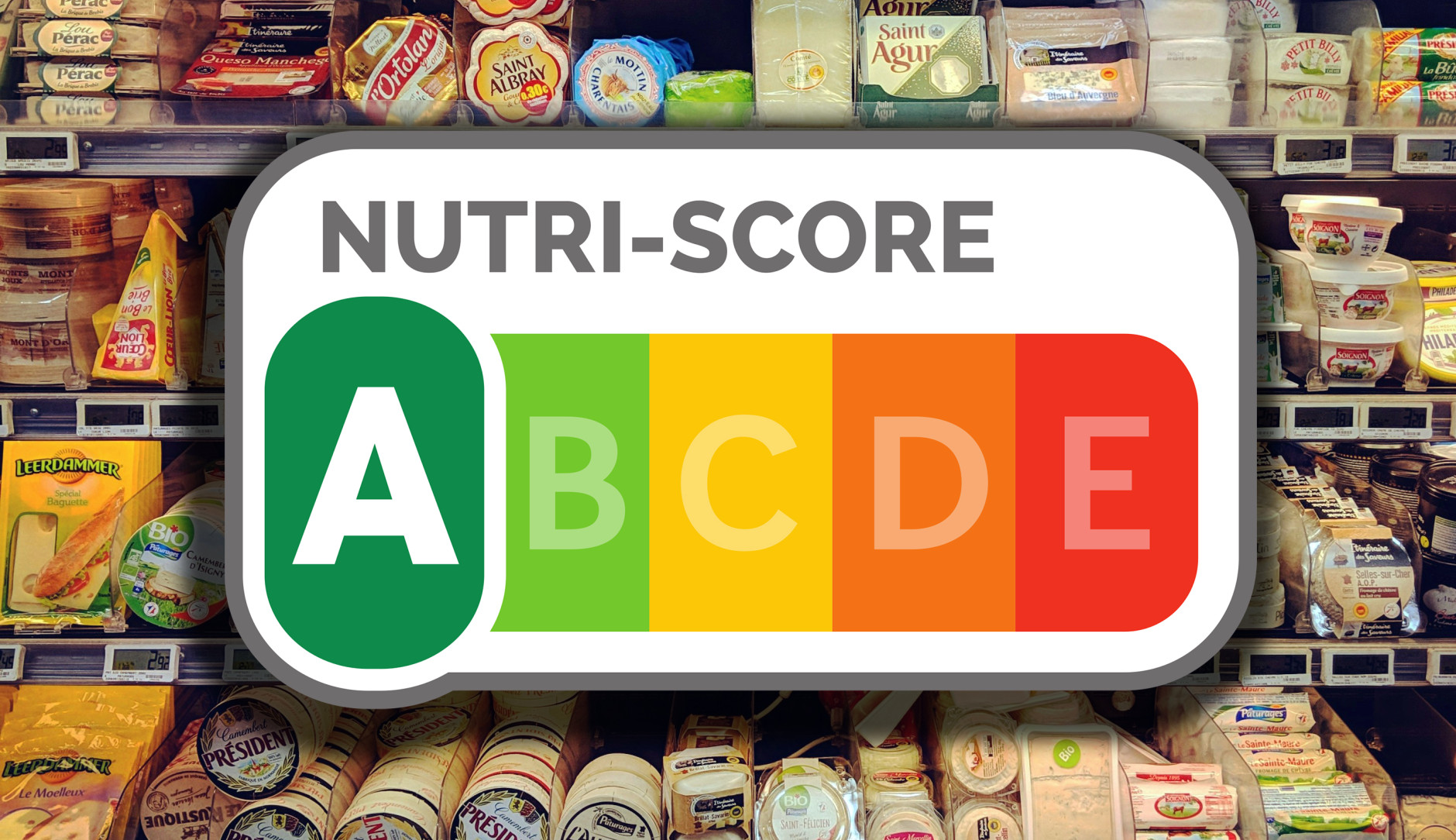 icône nutri-score au-dessus d'un rayon de fromage de supermarché