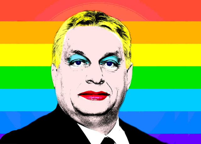 Victor Orban avec du rouge à lèvres devant un drapeau arc-en-ciel