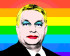 Victor Orban avec du rouge à lèvres devant un drapeau arc-en-ciel