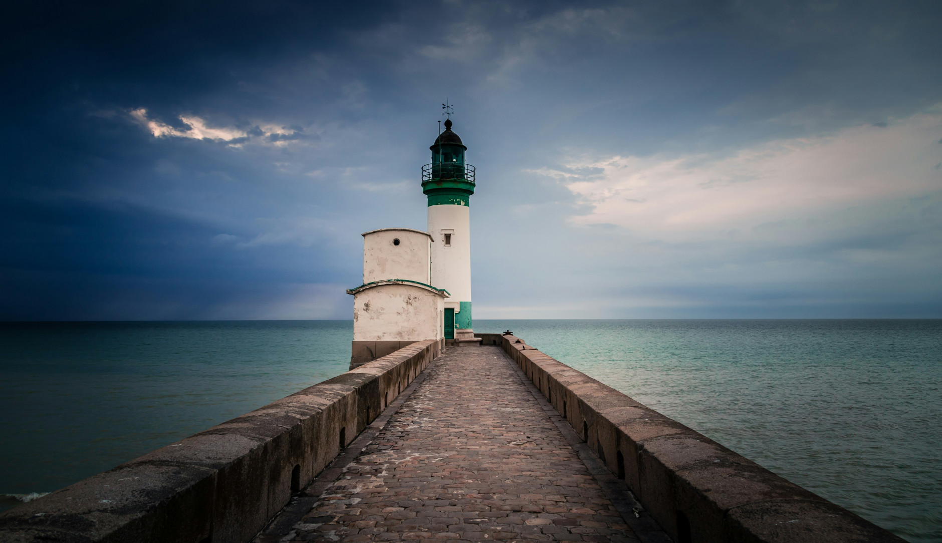 Phare sous un ciel d'orage