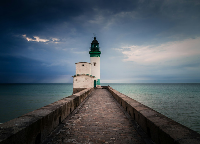 Phare sous un ciel d'orage