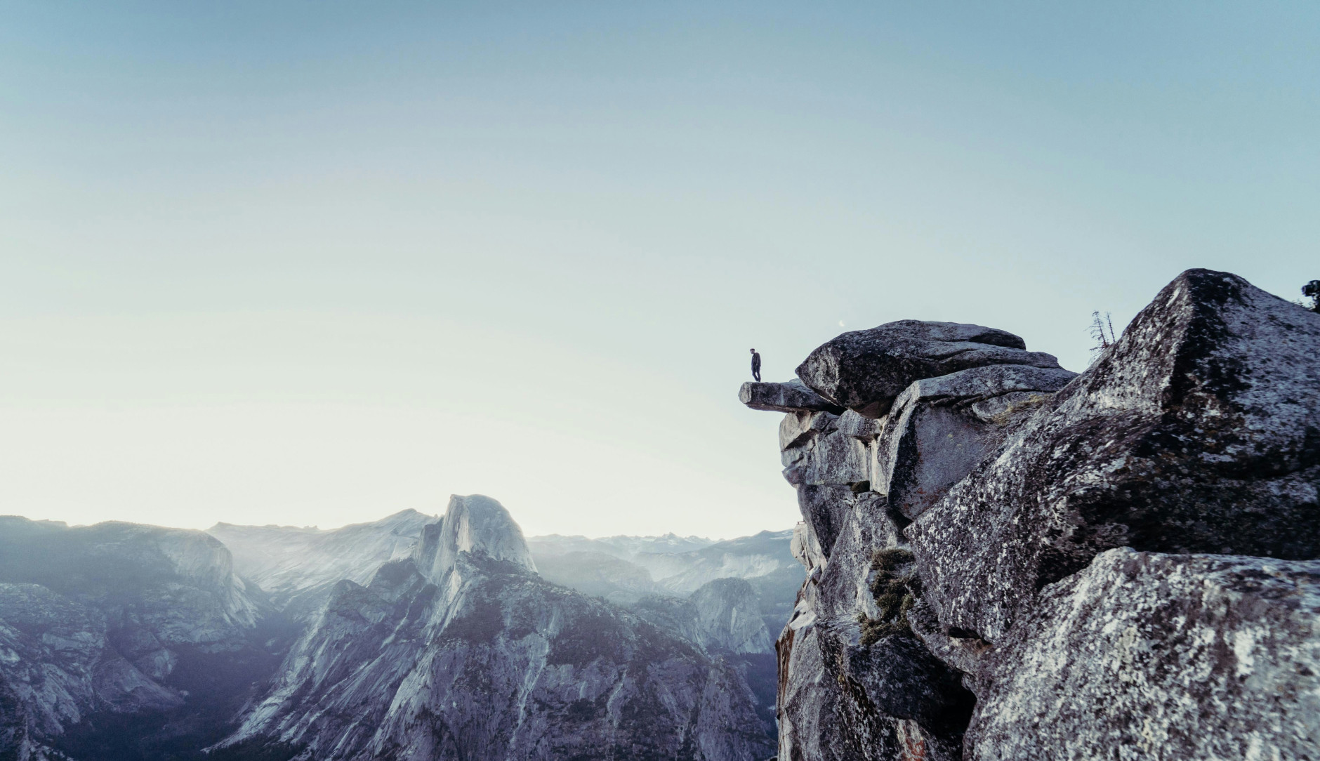 Homme debout sur un précipice de montagne