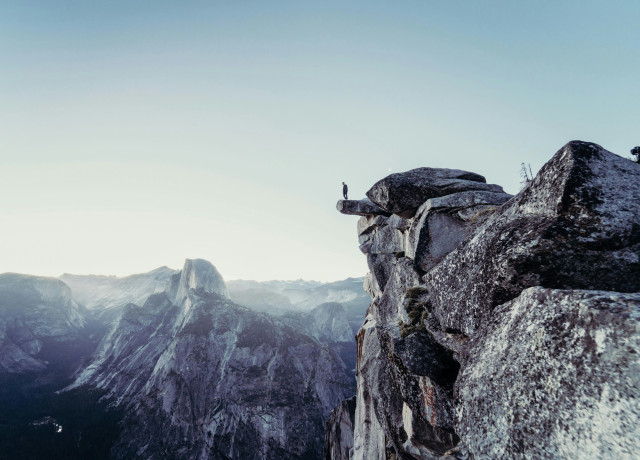 Homme debout sur un précipice de montagne