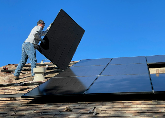 Un panneau solaire est installé sur un toit en pente
