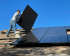Un panneau solaire est installé sur un toit en pente