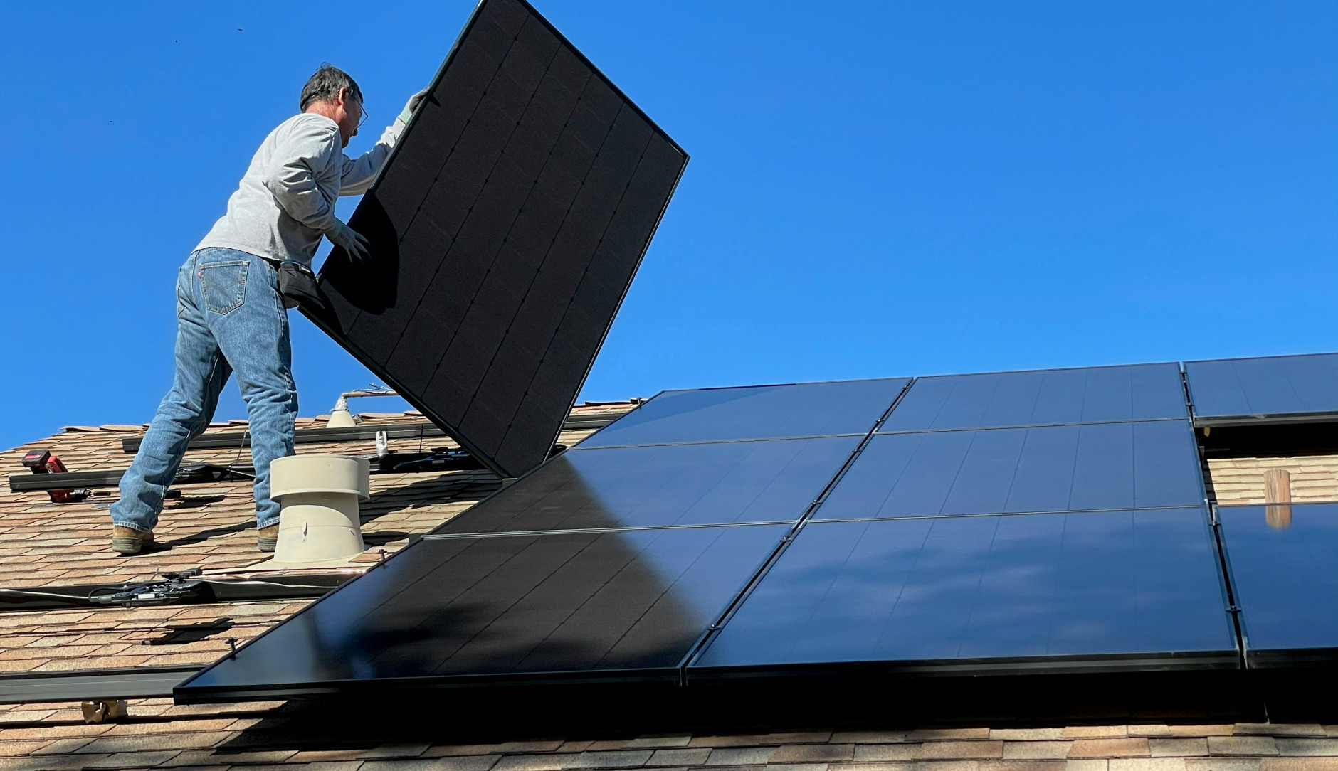Un panneau solaire est installé sur un toit en pente