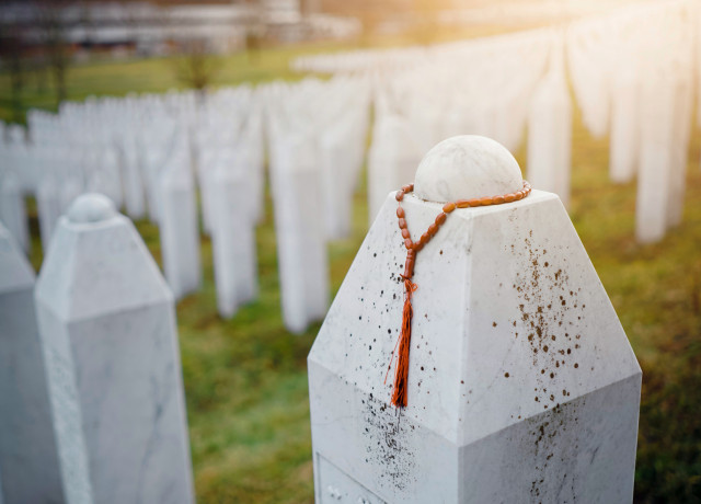Pierres tombales dans un cimetière de Srebrenica