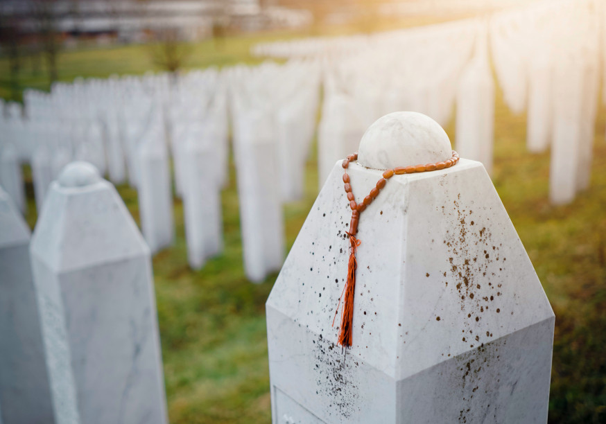 Pierres tombales dans un cimetière de Srebrenica