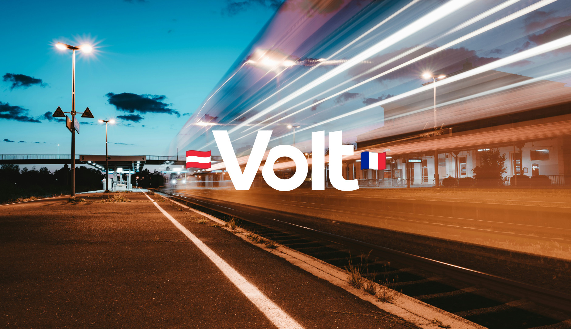 Train filant à toute vitesse dans une gare au coucher du soleil